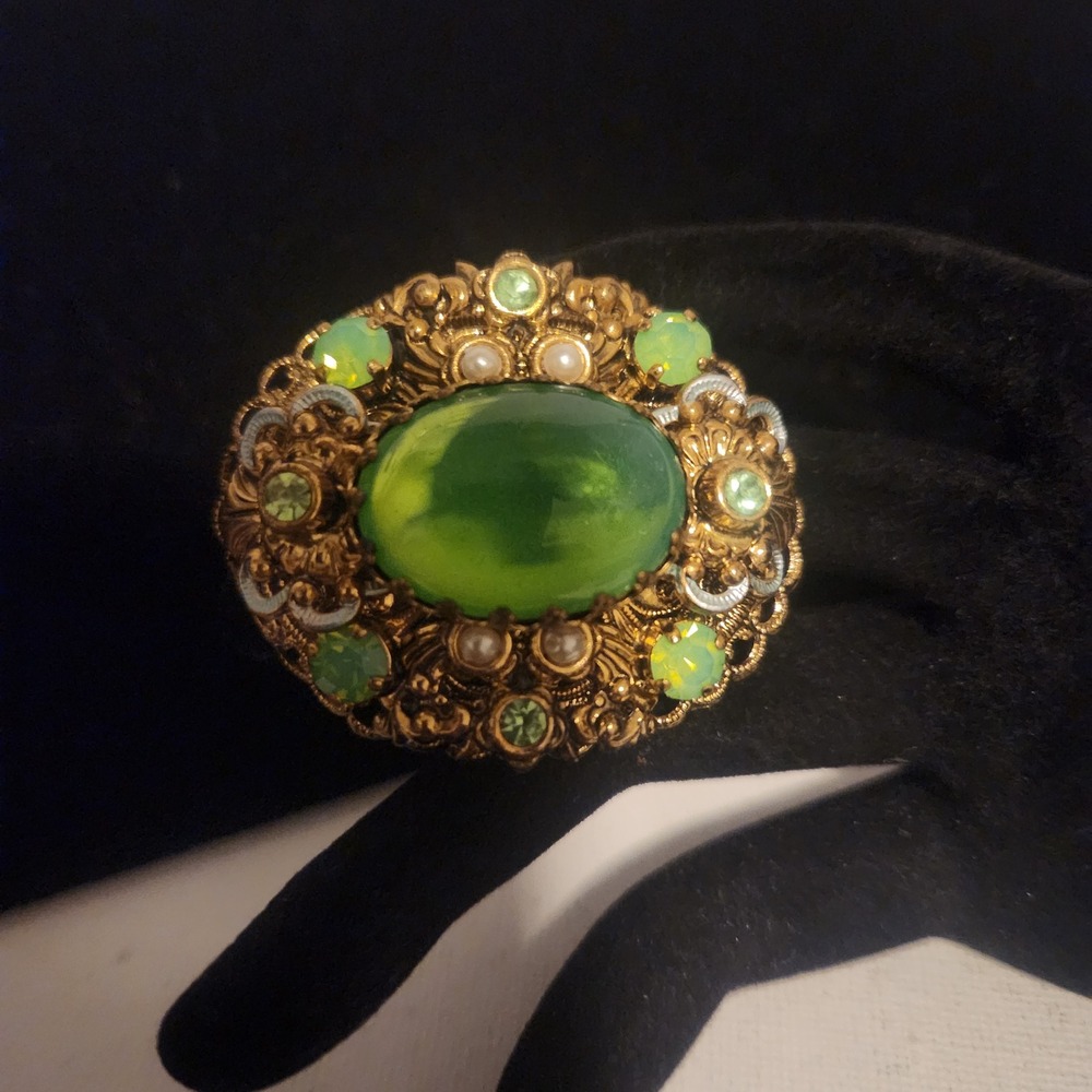Vintage west Germany Green Cabochon Brooch Gold Tone Filigree Pearl Rhinestone - Picture 2 of 14